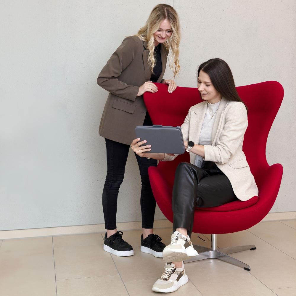 Zwei Frauen mit einem Laptop