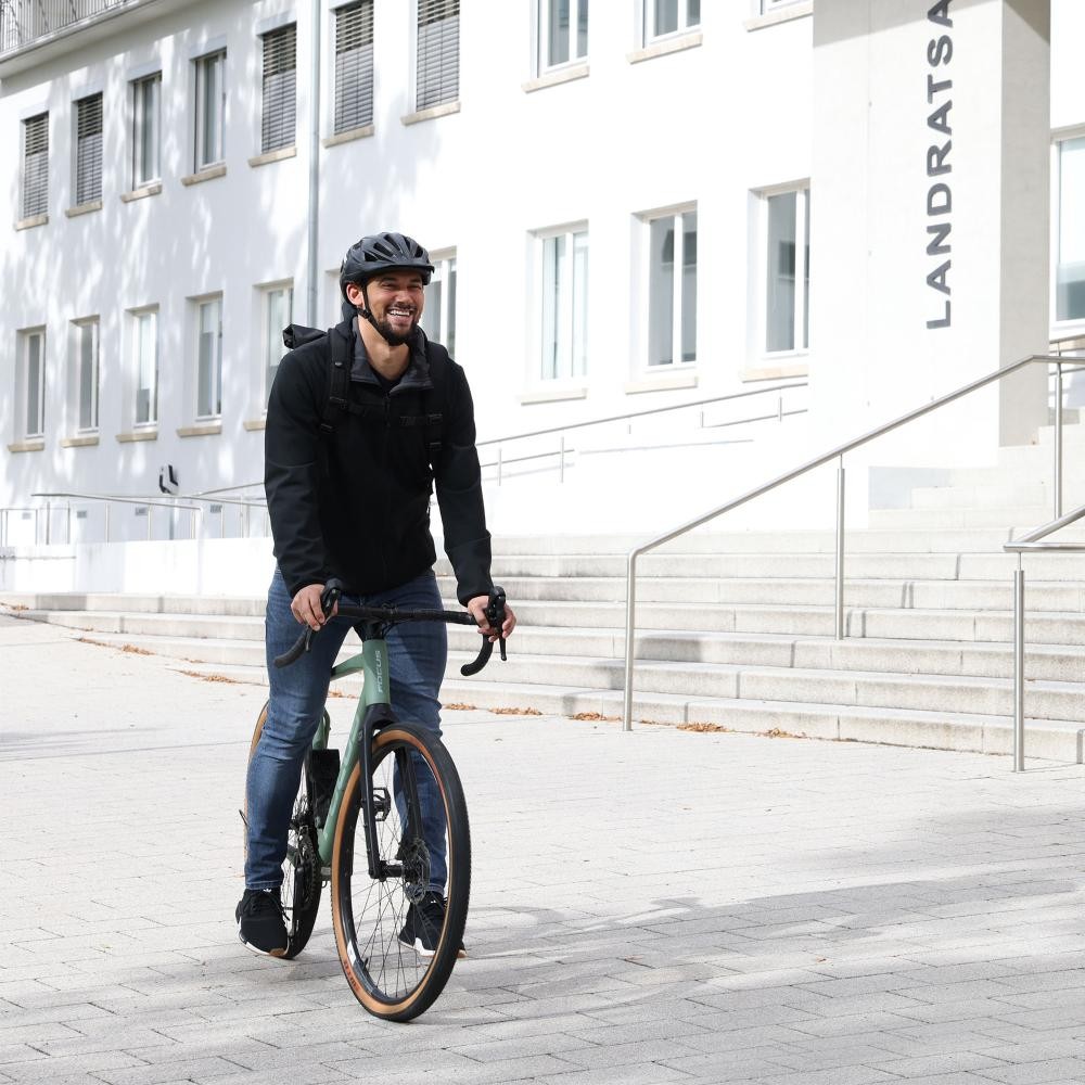 Fahrradfahrer vor dem Haupteingang des Landratsamtes